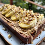 Nahaufnahme eines saftigen Bananenbrots, gut sichtbar von der Seite.