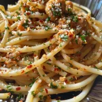 Nahaufnahme von Knoblauch-Garnelen-Spaghetti auf einem Teller.