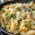 Nahaufnahme eines Nudelauflaufs mit Schinken und Käse, goldbraun gebacken.