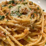 Nahaufnahme von Spaghetti mit Garnelen in einer cremigen Frischkäsesoße.