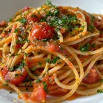 Nahaufnahme von Spaghetti mit Garnelen und Tomatensahnesauce.