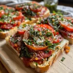 Saftige Würzige Pizzabrötchen auf einem Teller, seitliche Ansicht.