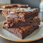 Nahaufnahme von saftigen Schokoladen-Brownies, mit glatter Oberfläche.