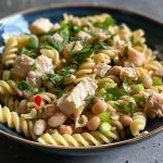 Nahaufnahme eines Thunfisch-Nudelsalats in einer Schüssel.