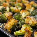 Nahaufnahme von knusprigem Blumenkohl, goldbraun und appetitlich.