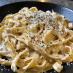 Cremige Kürbis Alfredo Pasta in einer Schüssel, garniert mit frischem Salbei.