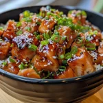 Nahaufnahme eines Teriyaki-Hühnchen Poke Bowls mit buntem Gemüse.