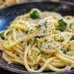 Nahaufnahme von cremiger Brokkoli-Pasta mit Spaghetti auf einem Teller.