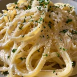 Cremige Zitronen-Ricotta-Pasta mit frischem Spinat in einer Schüssel.