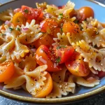 Nahaufnahme einer Schüssel mit Bow Tie Pasta Salad, bunt belegt mit frischem Gemüse.
