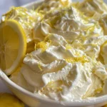 Nahaufnahme von cremigem Zitroneneis in einer Schale.