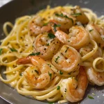 Nahaufnahme von Knoblauch-Butter-Garnelen-Pasta mit frischen Zutaten.