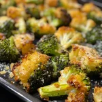 Naheaufnahme von knusprigem Blumenkohl und Brokkoli mit Knoblauch und Parmesan.