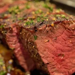 Saftiges Rinderhackfleisch in einer Pfanne, mit buntem Gemüse.