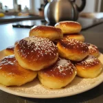 Nahaufnahme von Mini-Pfannkuchen auf einem Teller.