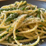 Nahaufnahme von Pasta mit grünem Spargel und Parmesan.