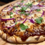Saftige BBQ Chicken Pizza mit geschmolzenem Käse und frischen Zutaten.