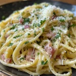 Nahaufnahme von Spargel Carbonara mit Spaghetti und grünem Spargel.