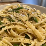 Nahaufnahme eines Tellers mit Spargel Pasta in frischen Farben.