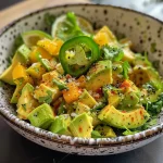 Nahaufnahme eines köstlichen Avocado-Mais-Salats in einer Schüssel.