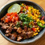Nahaufnahme einer Burrito Bowl mit Rinderhack, frischen Zutaten und bunten Farben.
