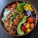 Nahaufnahme eines saftigen Chicken Burrito Protein Bowl mit frischen Zutaten.