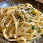 Nahaufnahme von cremiger Knoblauch-Zitronen-Pasta-Sauce in einer Schüssel.