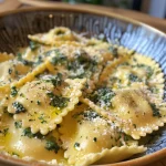 Cremige Ravioli mit Brokkoli und Parmesan in einer Pfanne.
