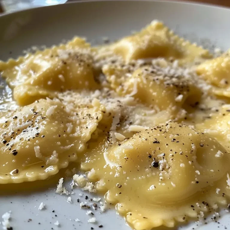 Nahaufnahme von cremigen Ricotta-Ravioli auf einem Teller.