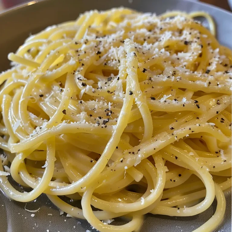 Frische Zitronen-Pasta für Genießer: Einfach und Cremig Nahaufnahme von cremiger Zitronen-Sahne-Pasta mit frischen Kräutern.
