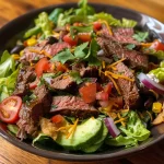Nahaufnahme eines Steak-Taco-Salats mit frischen Zutaten.