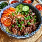 Nahaufnahme einer Koreanischen Rinderhack-Bowl mit frischen Zutaten.