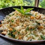 Nahaufnahme von Kräuter-Knoblauch-Reis, frisch zubereitet.