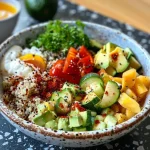 Nahaufnahme einer Quinoa-Bowl mit buntem Gemüse, serviert in einer Schüssel.