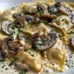 Nahaufnahme von cremiger Pilzsauce für Ravioli in einer Schüssel.