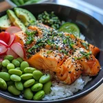 ['Close-up view of a vibrant Lachs Reis Bowl with salmon, avocado, and fresh vegetables.', 'Side angle of a delicious salmon rice bowl filled with colorful ingredients and garnished with sesame.', 'Detailed image showcasing a healthy Lachs Reis Bowl featuring salmon, rice, and assorted toppings.', 'Close-up of a Knusprige Lachs-Reis-Bowl highlighting salmon fillets, avocado slices, and edamame.']