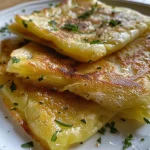 ['Close-up view of golden-brown Chinese pancakes filled with green onions.', 'Side angle shot of delicious Pfannkuchen with a crispy texture and visible onion filling.', 'Juicy Chinese pancakes stacked, showcasing the vibrant green onion pieces.', 'Appetizing image of Pfannkuchen mit Lauchzwiebeln, highlighting their flaky layers.']