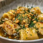 ['Close-up of a colorful Lauch-Schupfnudel-Pfanne with leeks and noodles.', 'A side view of a hearty dish featuring Schupfnudeln and leeks, vibrant in color.', 'Juicy and textured Lauch-Schupfnudel-Pfanne showcasing golden-brown noodles and green leeks.', 'A delicious serving of Lauch-Schupfnudel-Pfanne, highlighting the rich ingredients and textures.']